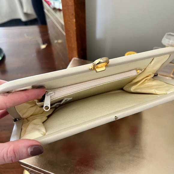 Vintage Almondo Floral Clutch - Picture 4 of 6